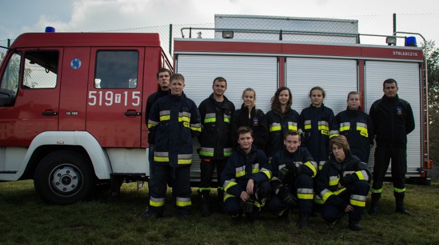 Młodzieżowa Drużyna Pożarnicza z Krasocina, zaangażowana w program „Równać szanse: (od lewej stoją) kapitan Paweł Mazur, Kamil Sosnowski, Krystian Pawłowski, Marta Klim, Magda Kuśmierczyk, Paulina Lichosik, Katarzyna Pokrywa, Piotr Stawowski; na dole od lewej: Szymon Pawłowski (koordynator projektu), Bartek Simlat i Kuba Wilk.