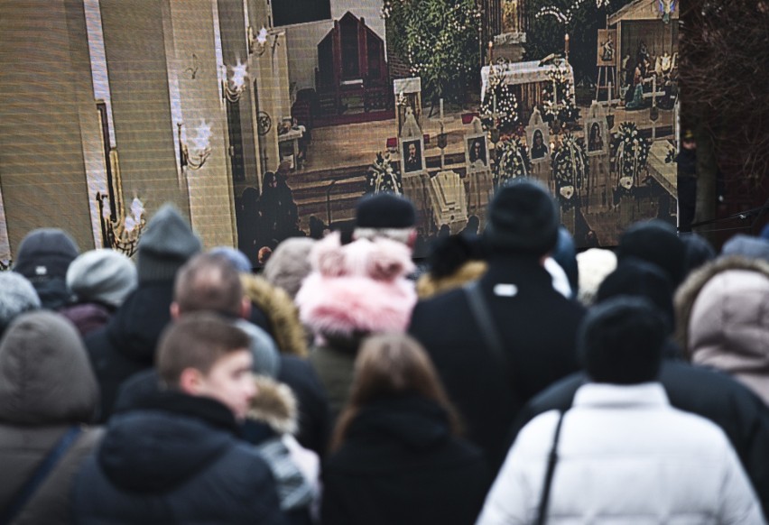 Pogrzeb ofiar pożaru. Z wiernymi w modlitwie jednoczył się papież [NOWE ZDJĘCIA]