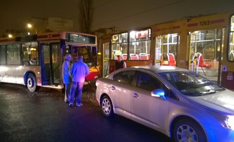 Wypadek na ul. Narutowicza. Autobus zderzył się z tramwajem [zdjęcia]