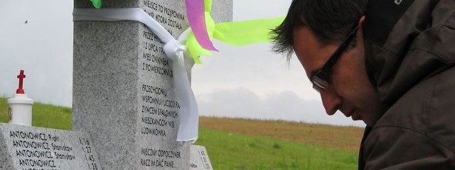 W niedzielę w miejscu nieistniejącej dziś wsi Ludwikówka został poświęcony pomnik z nazwiskami zamordowanych mieszkańców. Na zdjęciu  - Michał Gorczyca. W głębi - miejsce po wsi.
