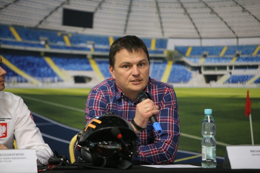 Konferencja z udziałem motoparalotniarzy na Stadionie...