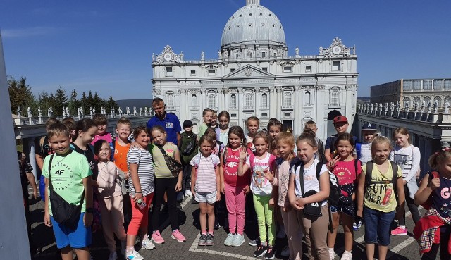 Drugoklasiści oraz ich o rok starsi koleżanki i koledzy podziwiali obiekty zgromadzone Parku Rozrywki i Miniatur w Krajnie.