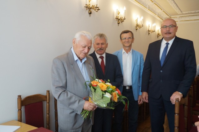 Edward Pawlik (z lewej) otrzymał kwiaty i gratulacje od władz Przysuchy, podczas sesji Rady Gminy i Miasta Przysucha.