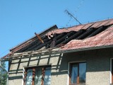 Ogień na dachu i woda w mieszkaniach - po pożarze bloku w Oleśnie
