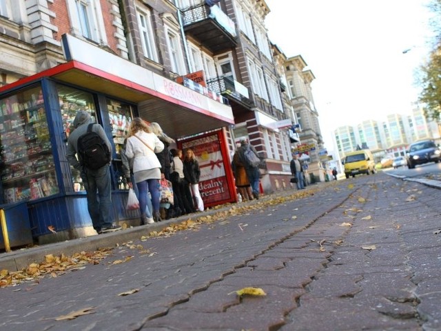 Zatoka przystankowa przy ul. Wojska Polskiego jest w złym stanie i wymaga przebudowy.