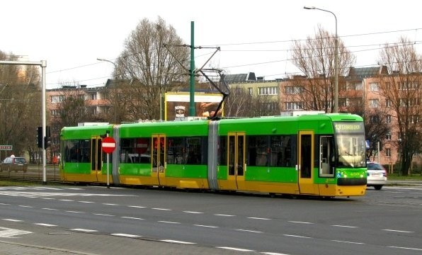 Niskopokładowy tramwaj Puma wyprodukowany przez Zakłady Cegielskiego w Poznaniu.