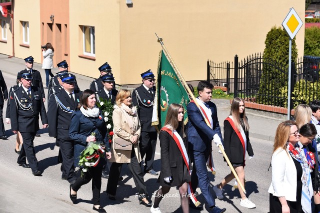 Wesołe, lecz podniosłe i patriotyczne świętowanie w gminie Krokowa. 3 maja 2023 r. złożono kwiaty m.in. od premiera, był radosny przemarsz i rodzinny festyn