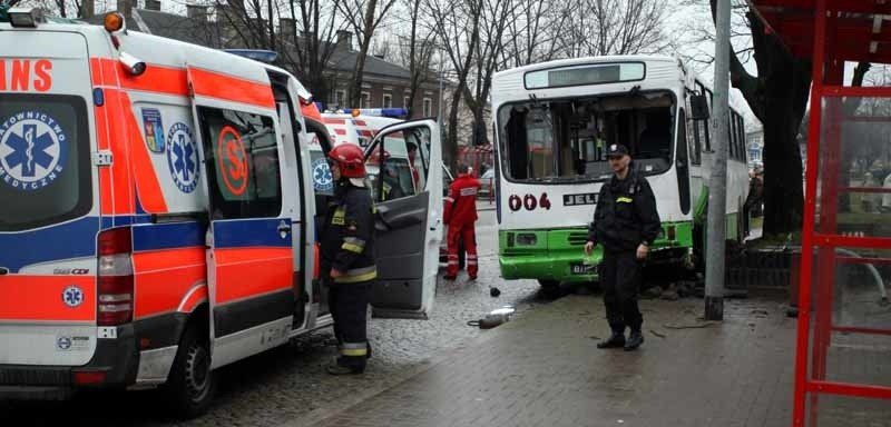 Autobus linii 106 wjechał w przystanek. Rozbił barierkę