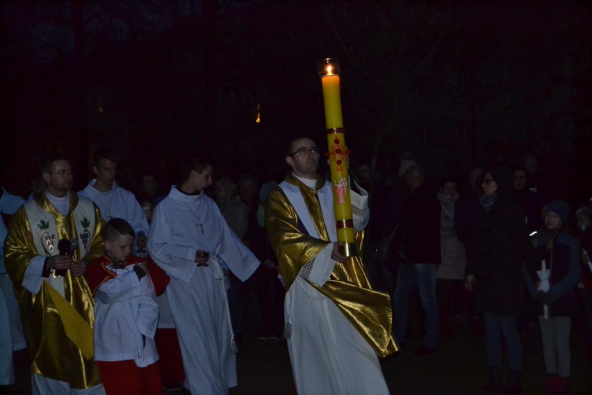 Liturgia Wigilii Paschalnej: święcenie ognia w Myszkowie ZDJĘCIA