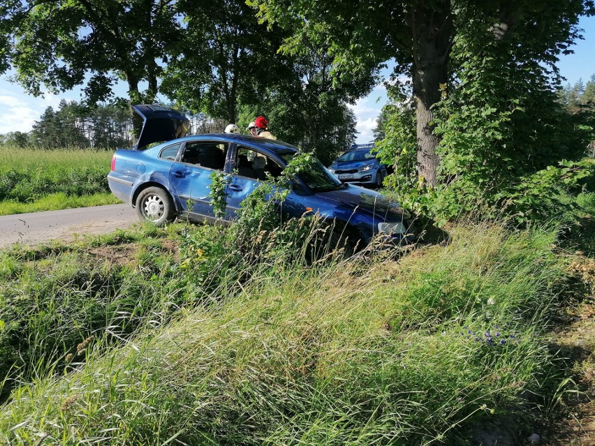 Wypadek na trasie Szczuczyn - Bzury. Volkswagen na łuku drogi wpadł do rowu