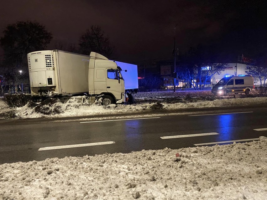 Na ulicy Żółkiewskiego w Radomiu w poślizg wpadł tir i...