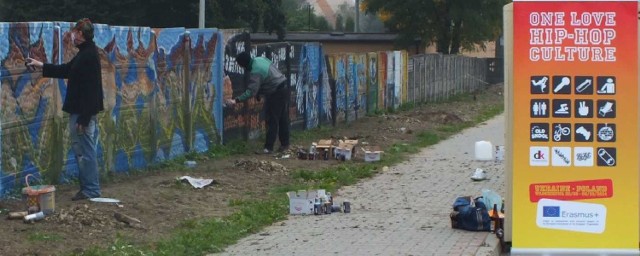 Ogrodzenie stadionu sportowego we Włoszczowie zyskało nowy blask za sprawą malowideł graffiti. 