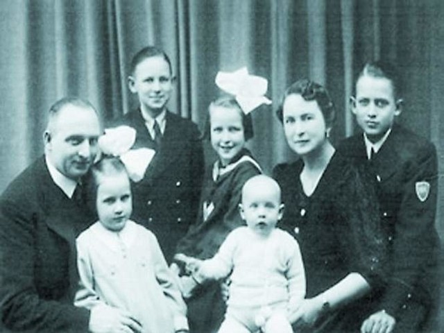Józef Pilaczyński z rodziną. Odbitkę tego zdjęcia znaleziono podczas ekshumacji przy jego zwłokach