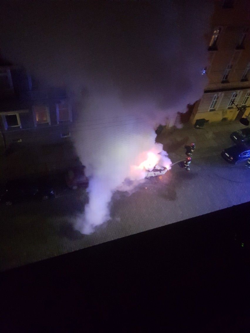 Pożar na ul. Długosza 22 w Szczecinie. Spaliła się przyczepa...