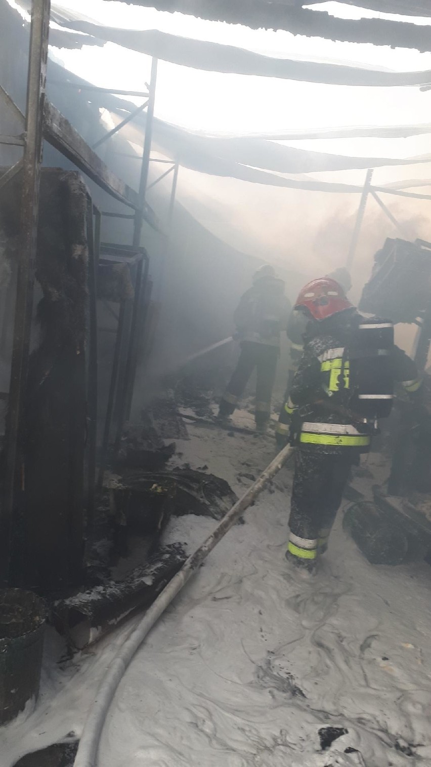 Strażacy dogaszają pożar w zakładzie przy ul. Gubińskiej w...