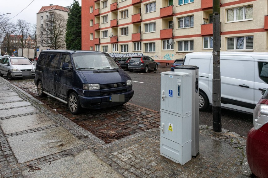 Stacja ładowania aut elektrycznych w Szczecinie. Świetny pomysł, tylko wykonanie nie za bardzo wyszło. Internauci mieli używanie