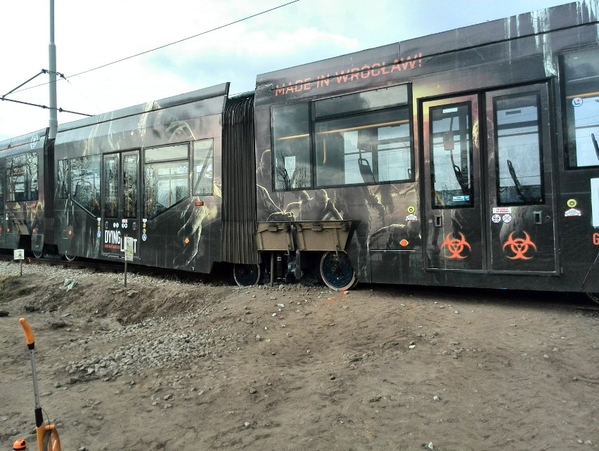 Wrocław: Tramwaj wykoleił się przy stadionie. Duże utrudnienia w ruchu (FILM, ZDJĘCIA)