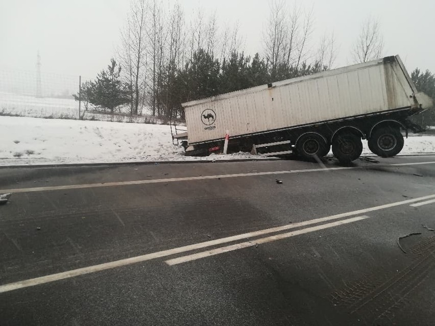 Święta Woda. Śmiertelny wypadek na DK 19. Zderzyły się tir, bus i osobówka