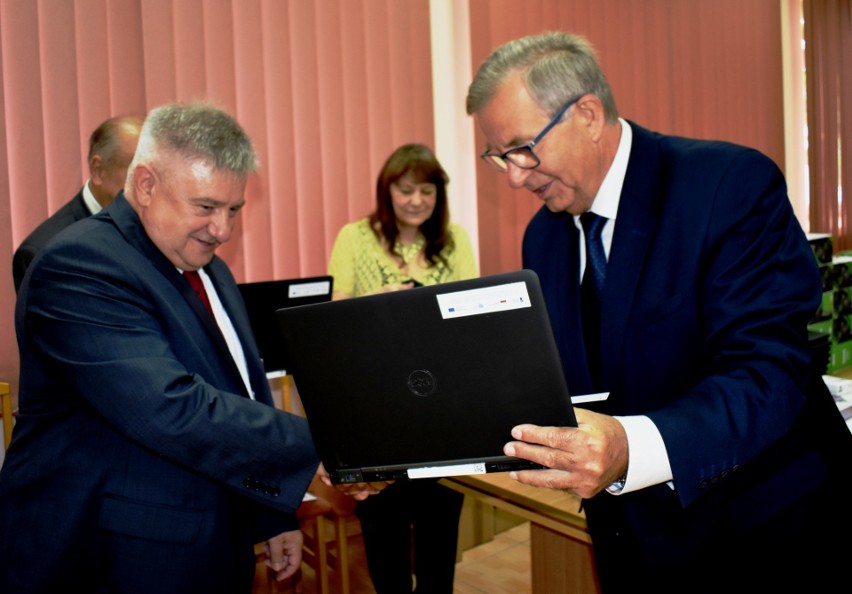 Laptopy dla Zespołu Szkół Ekonomicznych w Staszowie, odbiera...