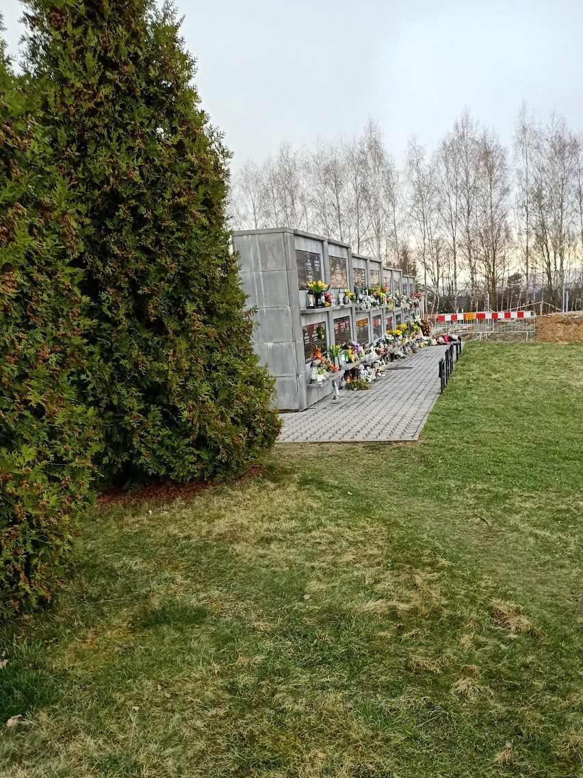 Skawina. Na cmentarzu komunalnym budowane jest drugie kolumbarium. Nowa ściana na urny powstanie latem