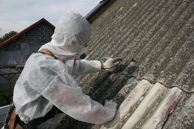 Usuwanie azbestuKontakt z azbestem może być przyczyną groźnych chorób.