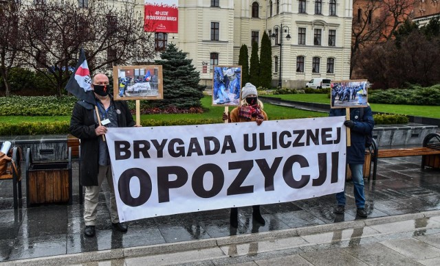 Działacze Brygady Ulicznej Opozycji, popierani przez KOD, w czwartek 15 kwietnia 2021 przemaszerowali ze Starego Rynku do siedziby  Prokuratury Rejonowej Bydgoszcz-Północ, gdzie złożyli zawiadomienie o podejrzeniu popełnienia przestępstwa przez policję podczas demonstracji 19 marca br. w Bydgoszczy.