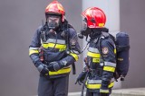 Groźny pożar pod Kutnem. 19 mieszkańców uciekło z płonącego budynku