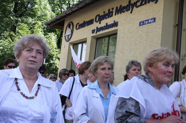 Janusz Szkodny, dyrektor jarosławskiego szpitala uważa, że ostatnie wyjście na ulicę pracowników szpitala nie było dobrym posunięciem. Akcja protestacyjna nie pomogła mu w rozmowach z NFZ