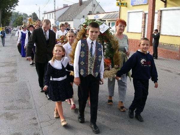 Wśród 16 sołectw swój wieniec niosła  delegacja Kotomierza - największej wsi  w gminie.