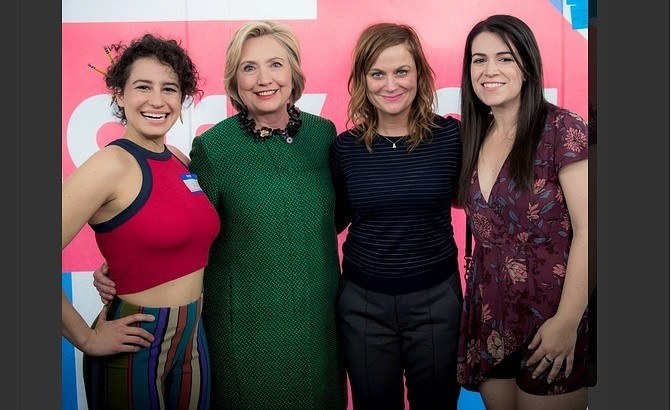 Hillary Clinton, Ilana Glazer, Abbi Jacobson i Amy Poehler...