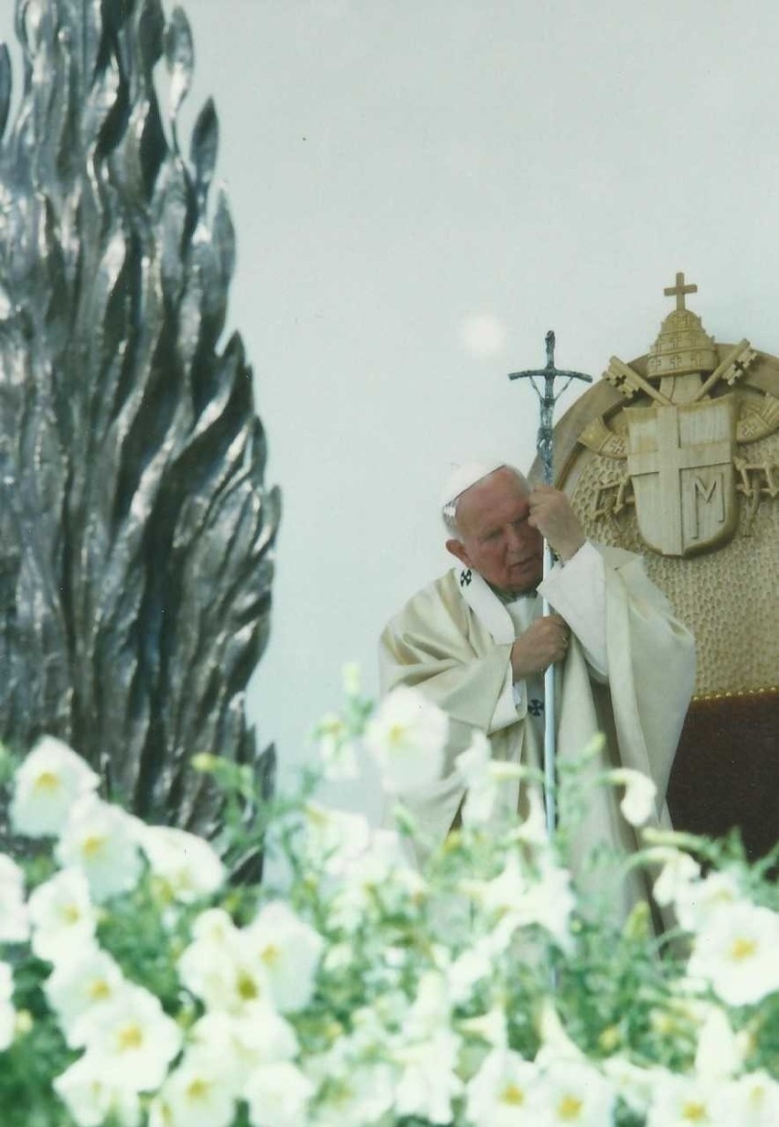 Sandomierz wspomina pobyt na błoniach świętego Jana Pawła II. Tysiące wiernych uczestniczyło we mszy świętej