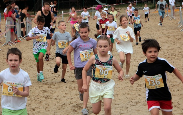 X Biegowi Trzech Plaż w Grudziądzu towarzyszyły biegi dzieci i młodzieży. Zobaczcie jak ich uczestnicy radzili sobie na piasku.