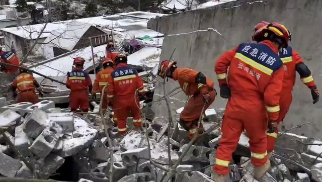 Trwa akcja ratunkowa po osunięciu się ziemi w chińskiej prowincji Junnan. Pod skałami może znajdować się 40 osób
