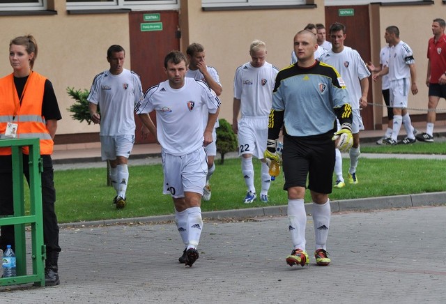 Piłkarze Ruchu (na pierwszym planie z lewej Daniel Rychlewicz i bramkarz Tomasz Kasprzik) na pierwzy mecz ligowy w nowym sezonie będa musieli poczekać.