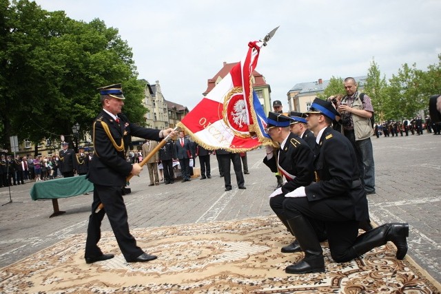 Przed słupskim ratuszem odbyło się uroczyste wręczenie sztandaru, który otrzymała Komenda Miejska Państwowej Straży Pożarnej.