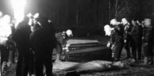 Rosjanie twierdzą, że na filmie do trumny wkładane jest ciało prezydenta Lecha Kaczyńskiego. Zginął w katastrofie samolotu w Smoleńsku.