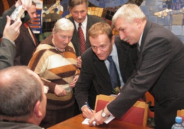 Po spotkaniu z grudziądzanami Donald Tusk  chętnie składał autografy na ulotkach Platformy  Obywatelskiej.