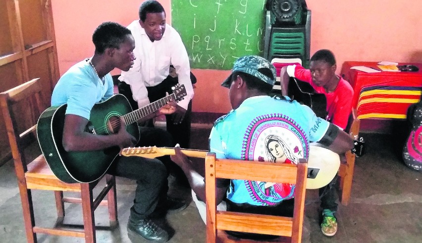Dzieci i młodzież w Afryce są muzykalne. Szkoła muzyczna...