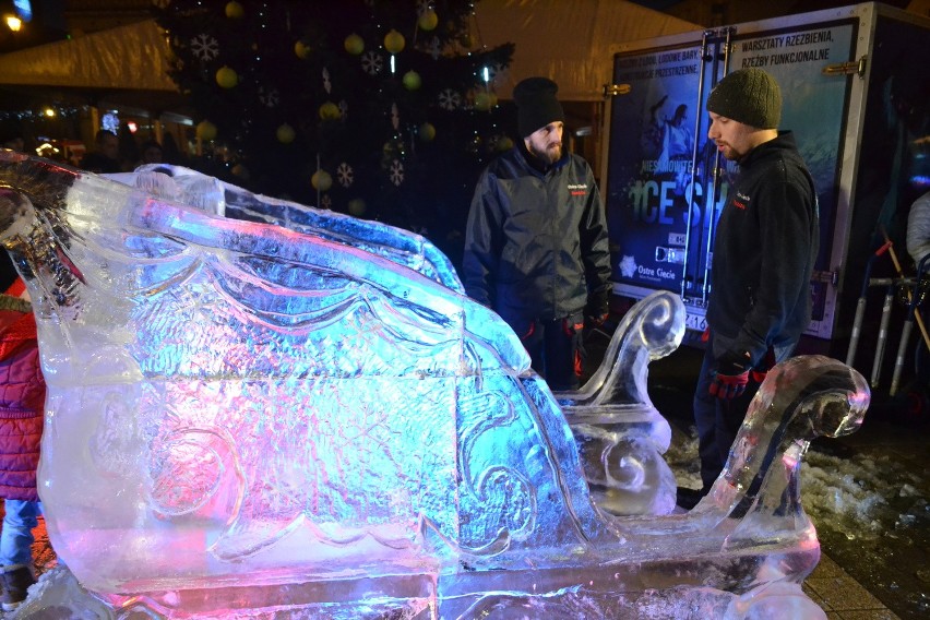 Rybnik: Rzeźbienie w lodzie i świąteczna atmosfera