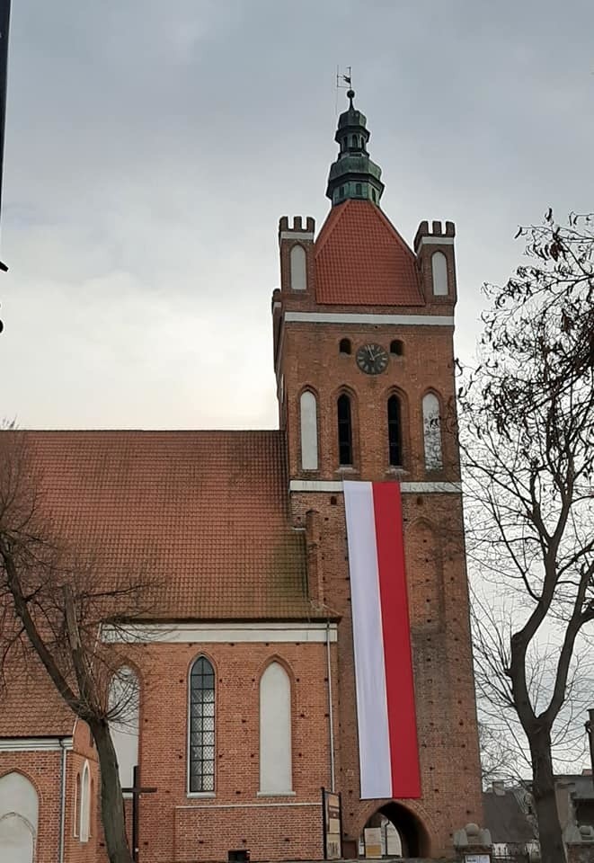 Na kościele w Golubiu pojawiła się gigantyczna flaga