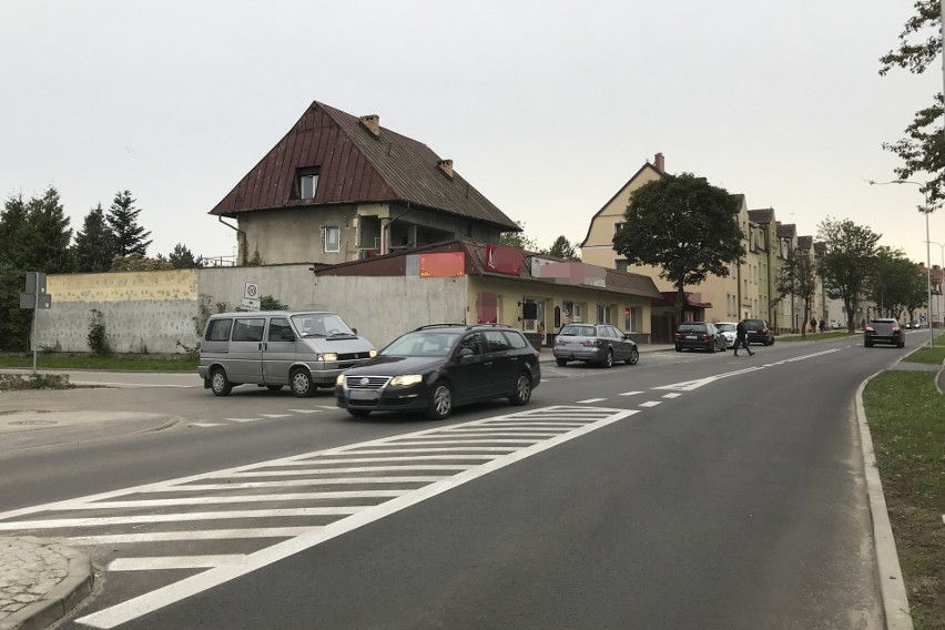 Samochody parkujące wzdłuż ul. Piłsudskiego utrudniają...