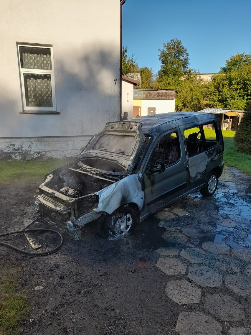 Dwa pożary samochodów w Połczynie-Zdroju w odstępie dwóch godzin [ZDJĘCIA]