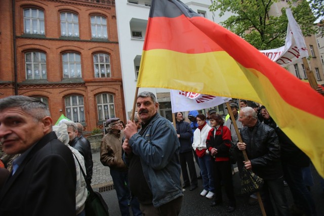 Marsz bezdomnych i wykluczonych 1 Maja w Katowicach. Demonstranci wyruszyli o godzinie 11. sprzed siedziby Górnośląskiego Towarzystwa Charytatywnego w Katowicach przy ul. Jagiellońskiej 19. Przeszli ulicami: Jagiellońską – Kochanowskiego na Rynek i z powrotem: ulicą Kościuszki, przez Plac Miarki do siedziby GTCh, gdzie zorganizowany jest ciepły posiłek dla uczestników marszu.