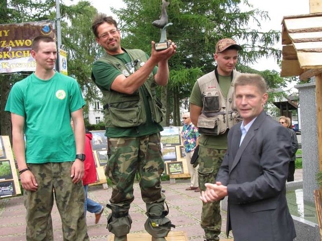 Na zdjęciu: Najlepsi wędkarze: Dariusz Krakowiak (wśrodku), Dariusz Wysocki (z prawej), Robert Korzeniewski (z lewej) i wręczający nagrodę, najlepszy w wyścigu wójt Marek Zawadzki.