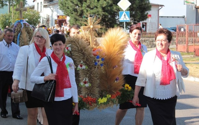 Dożynki w Książkach Wieniec dożynkowy przygotowany przez sołectwo Blizno zdobył pierwszą nagrodę, w kategorii tradycyjny wieniec dożynkowy, w konkursie gminnym