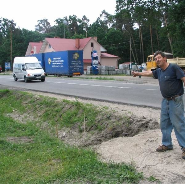 Józef Durdka pokazuje pas ziemi, który zostanie zagarnięty pod budowę trzeciego pasa drogi.