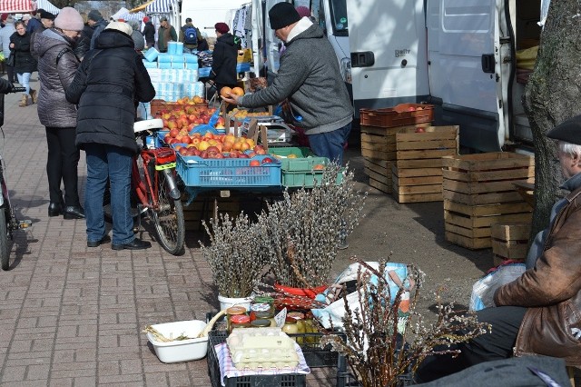 Na placu targowym na straganach pod chmurką jest wiosennie i kolorowo od owoców i warzyw. Zobacz, co oferowano w piątek 10 marca i w jakich cenach >>>