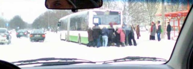Zdesperowani pasażerowie próbowali wypchnąć z przystanku autobus