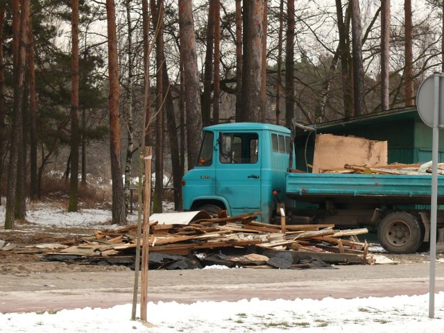 Resztki kiosków.