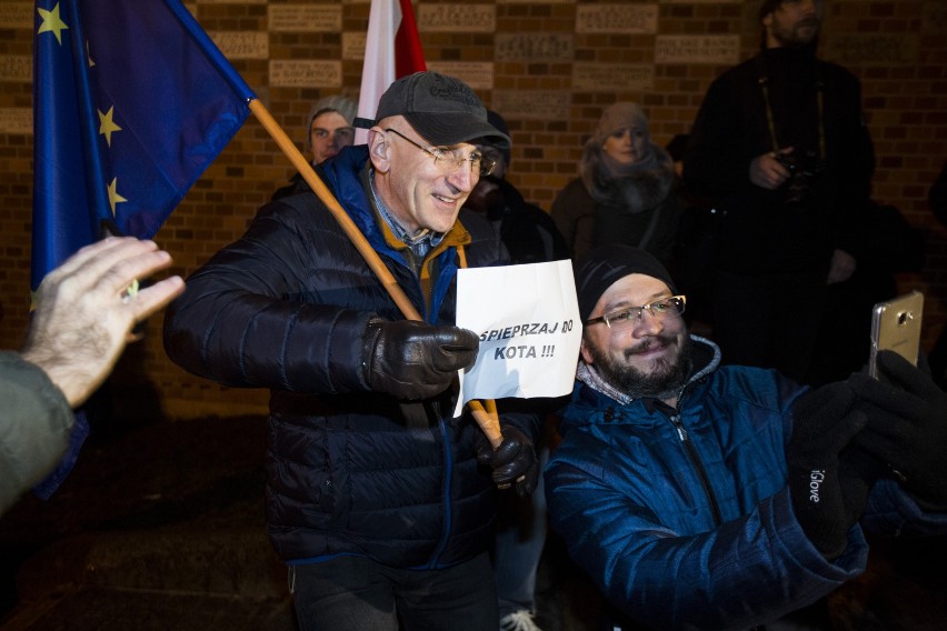 Krakowski sąd uniewinnił osoby, które blokowały wjazd na Wawel polityków PiS [GALERIA]